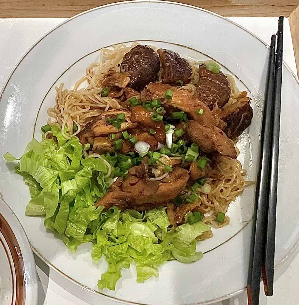 Braised chicken noodles with mushroom