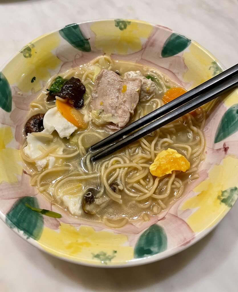 Yee mee soup in thick broth