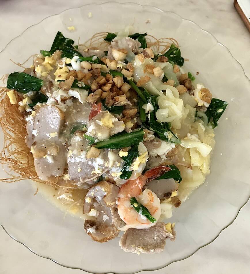 Yin yong noodles with pork,shrimp,fried lard,vegetables